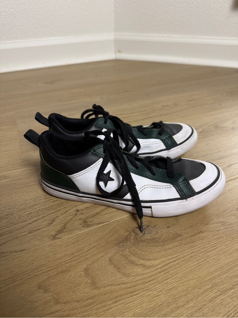 Converse All Star boy’s sneakers size 4